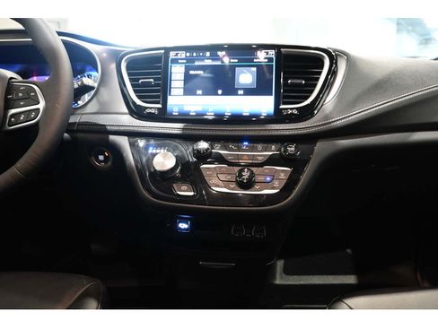 Used 2025 Chrysler Pacifica Select w/ Fav Edition Package FWD image 23