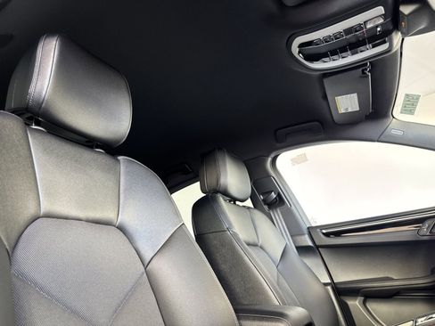 Certified 2025 Porsche Macan image 19