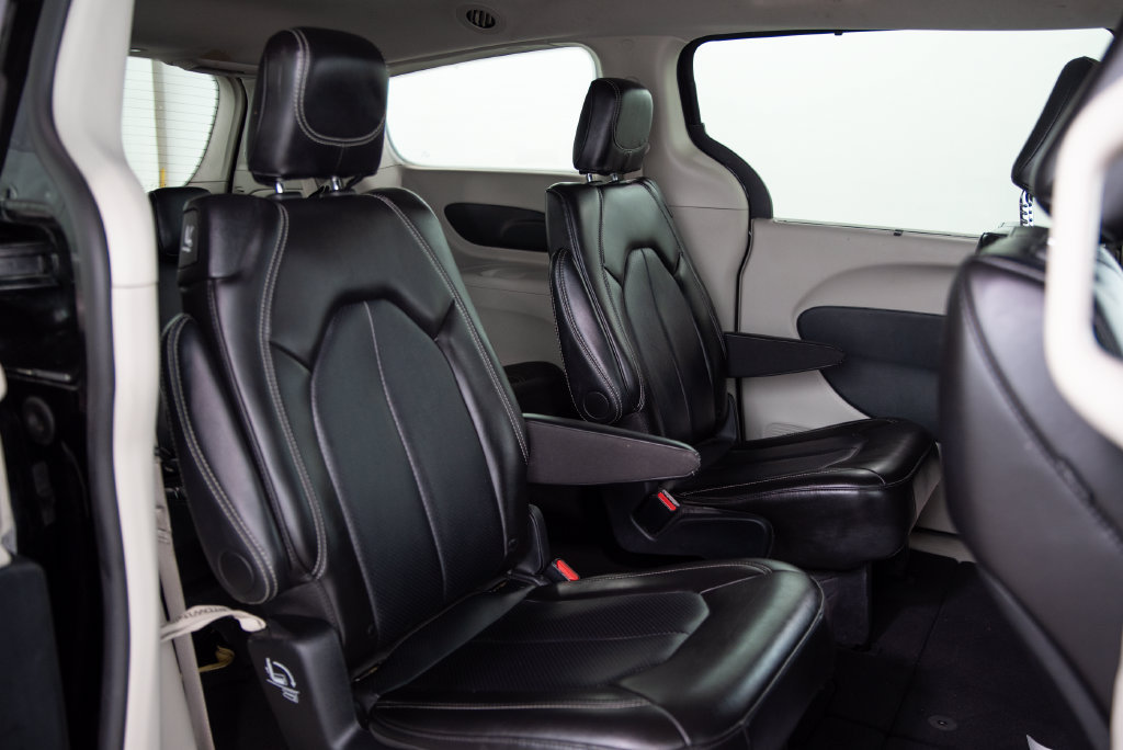 Used 2024 Chrysler Pacifica Touring-L FWD image 19