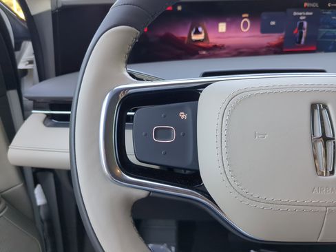 Used 2025 Lincoln Nautilus Premier image 29