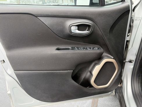 Used 2017 Jeep Renegade Latitude image 14