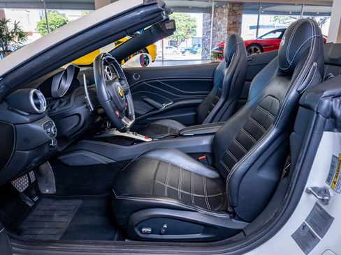 Used 2016 Ferrari California T RWD image 10