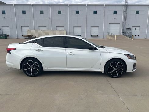 Used 2023 Nissan Altima 2.5 SR w/ SR Premium Package image 4