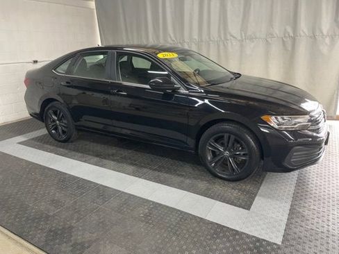 Certified 2023 Volkswagen Jetta SE w/ Panoramic Sunroof Package FWD image 2