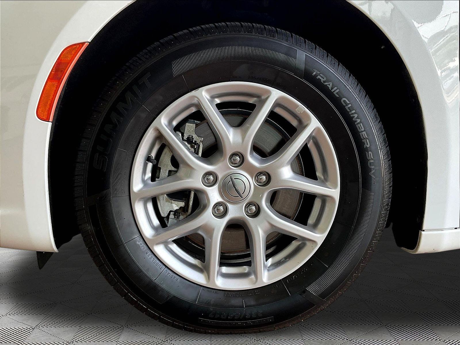 Used 2024 Chrysler Pacifica Touring-L FWD image 32
