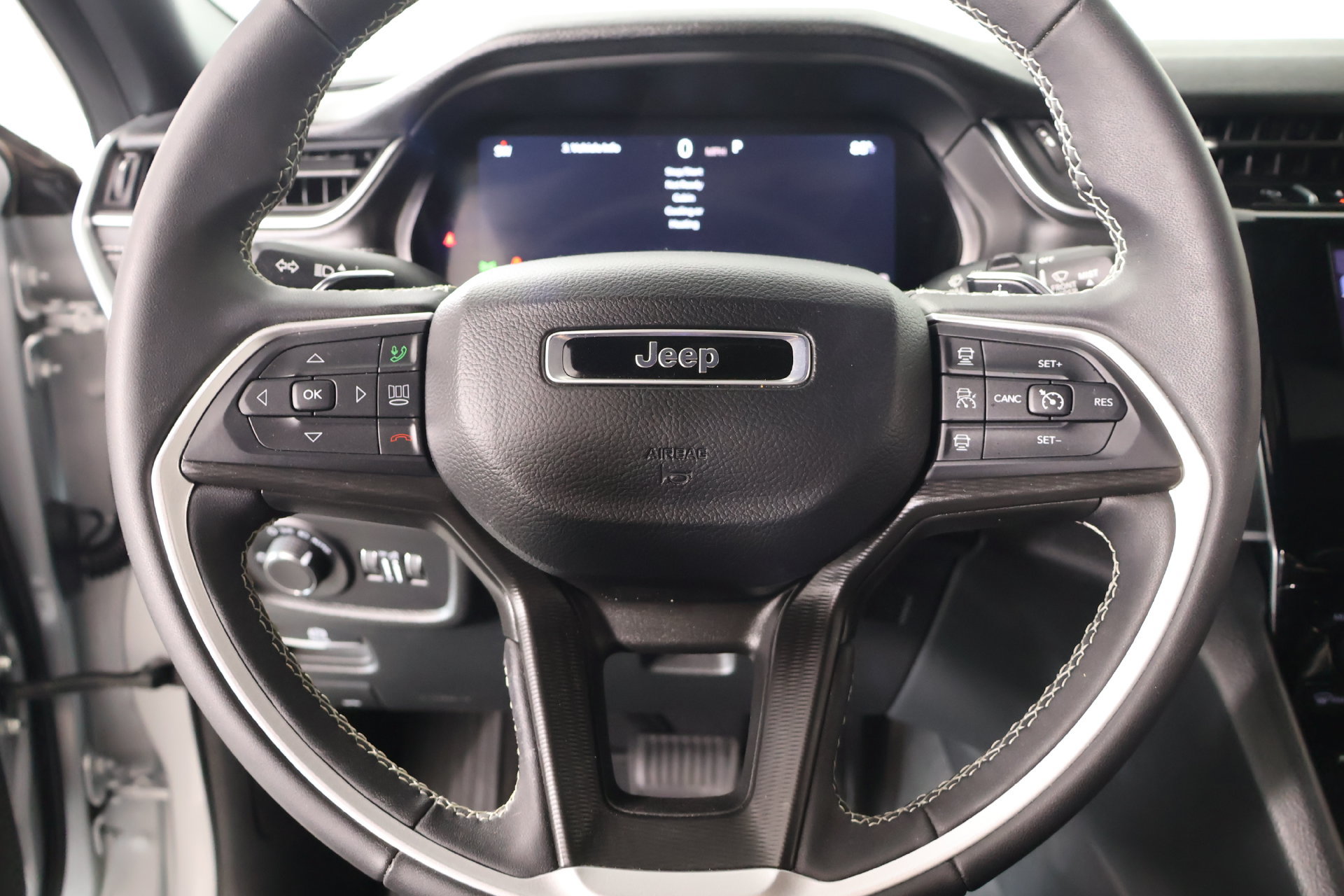 Used 2025 Jeep Grand Cherokee Laredo AWD/4WD image 3