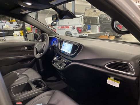 Used 2026 Chrysler Pacifica Select image 19
