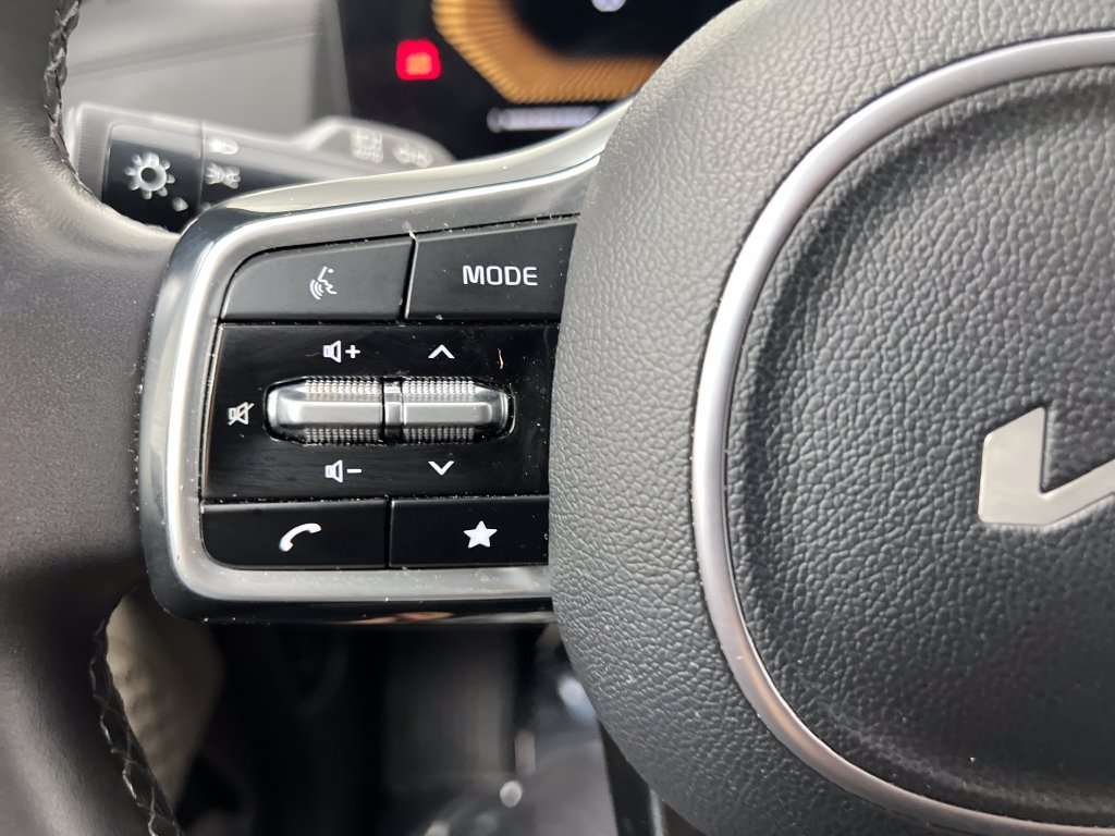 Used 2025 Kia Carnival FWD image 50