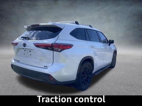 Used 2023 Toyota Highlander XLE image 7