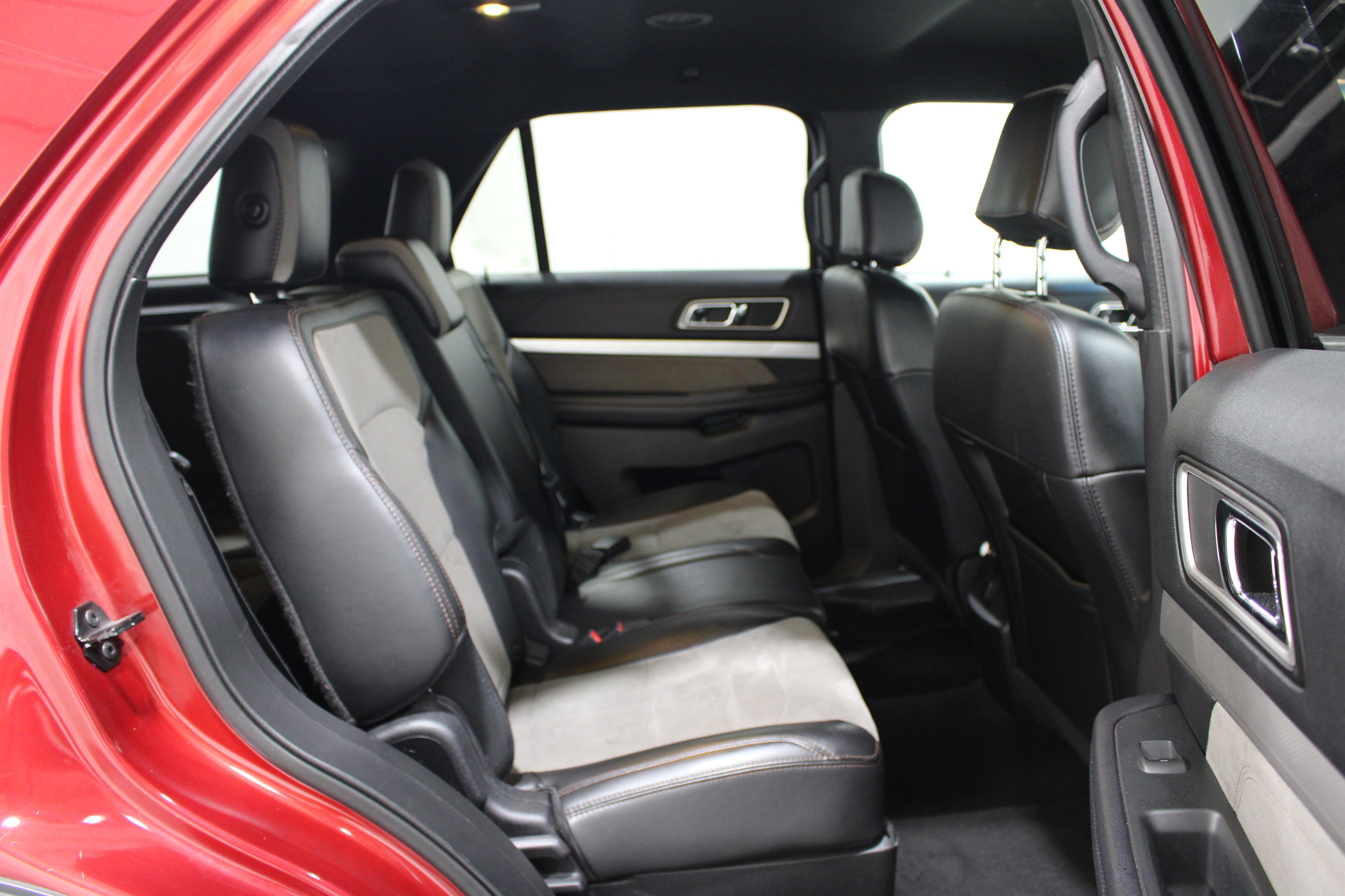 Used 2017 Ford Explorer XLT w/ Equipment Group 202A FWD image 25