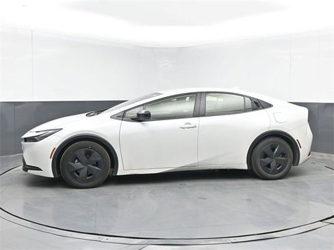 Used 2023 Toyota Prius LE image 3