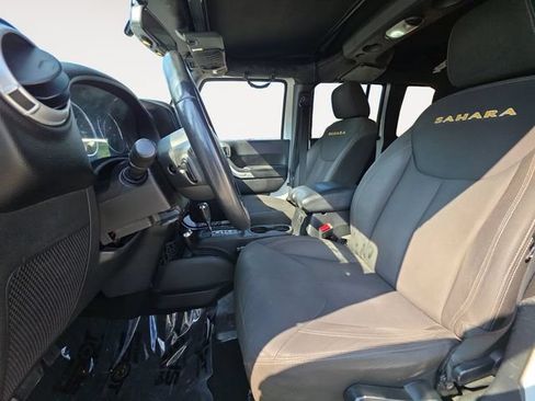 Used 2015 Jeep Wrangler Unlimited Sahara w/ Connectivity Group AWD/4WD image 9