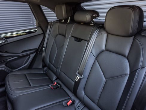 Certified 2026 Porsche Macan AWD/4WD image 28
