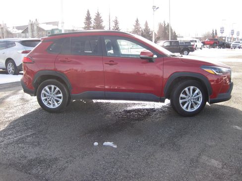 Used 2023 Toyota Corolla Cross LE w/ Moonroof Package image 3