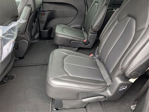 New 2026 Chrysler Pacifica Select image 25