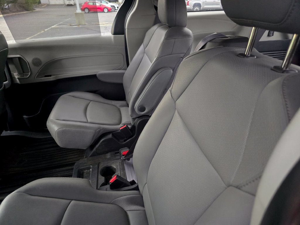 Used 2022 Toyota Sienna XLE w/ XLE Plus Package FWD image 21
