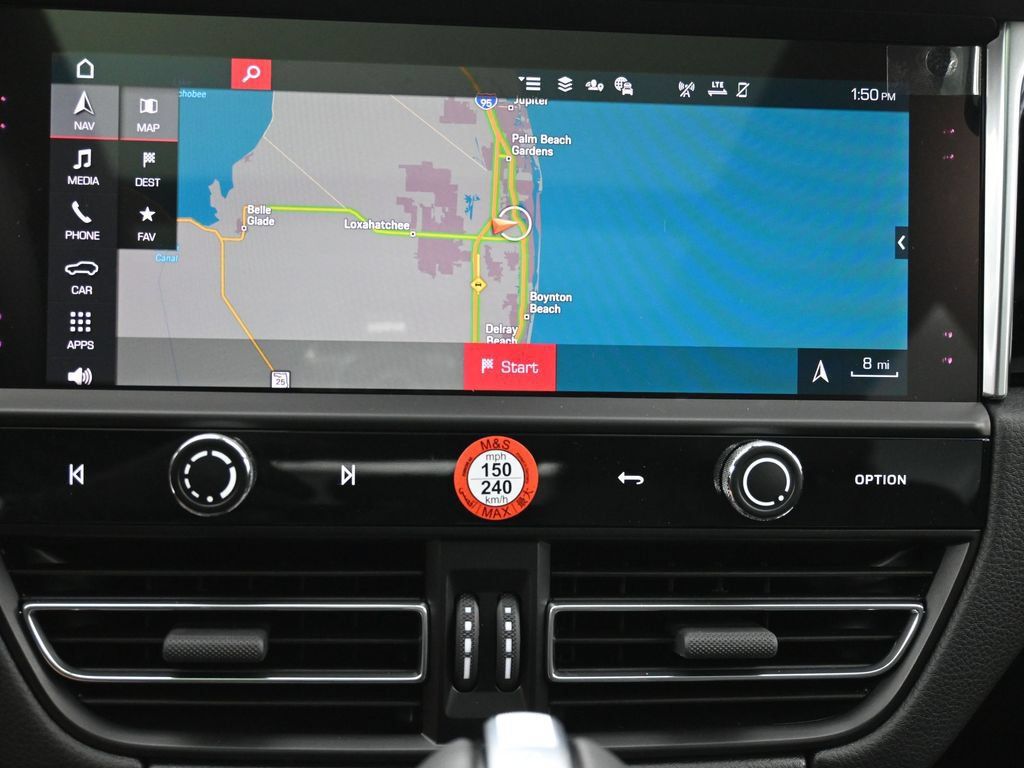 Certified 2025 Porsche Macan AWD/4WD image 12