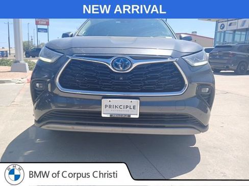 Used 2020 Toyota Highlander Platinum AWD/4WD image 2