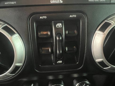 Used 2015 Jeep Wrangler Unlimited Rubicon AWD/4WD image 25