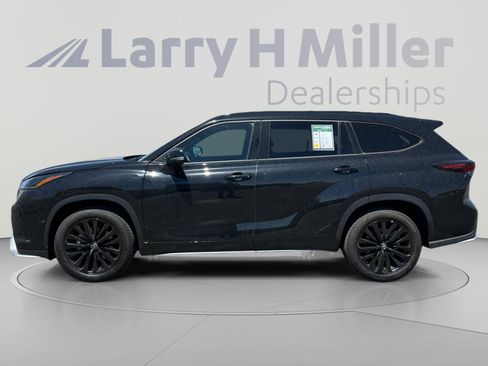 Used 2025 Toyota Highlander XSE AWD/4WD image 2