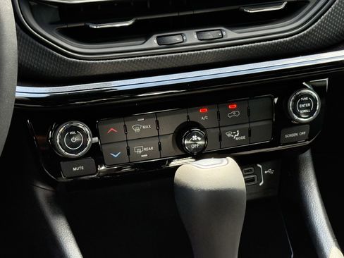 New 2026 Jeep Compass Latitude image 14