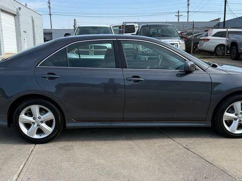 Used 2011 Toyota Camry SE w/ SE Extra-Value Pkg #1 FWD image 4