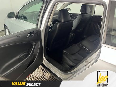 Used 2010 Volkswagen Passat Komfort FWD image 9