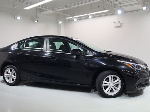 Used 2018 Chevrolet Cruze LT w/ Convenience Package FWD image 11