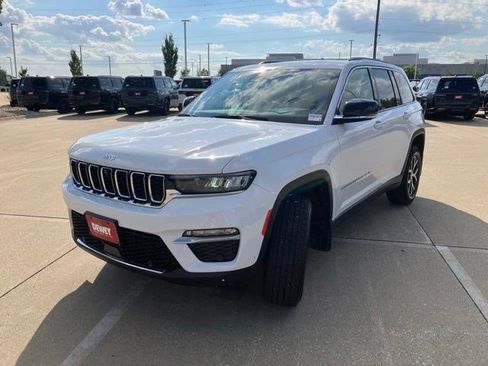 Certified 2023 Jeep Grand Cherokee Limited w/ Luxury Tech Group II AWD/4WD image 3