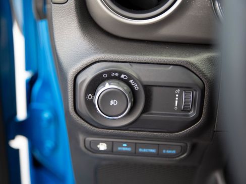 Used 2023 Jeep Wrangler Unlimited w/ Sun & Screen Package AWD/4WD image 17