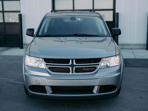 Used 2019 Dodge Journey SE image 2