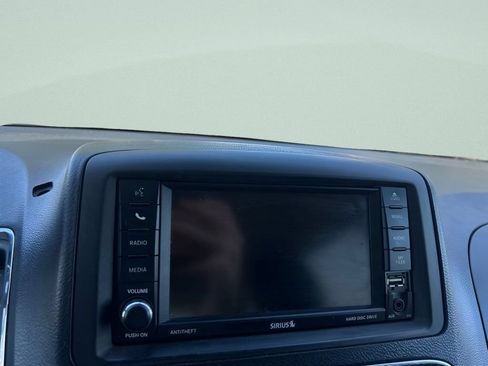 Used 2014 Chrysler Town & Country Touring-L FWD image 25