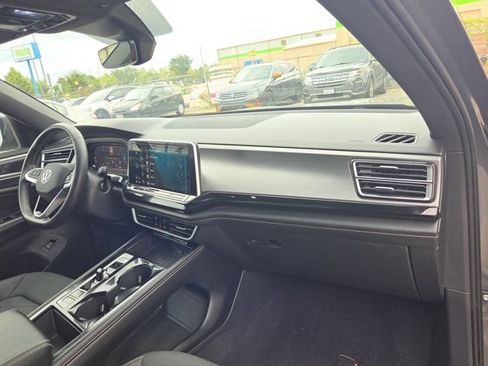 Used 2025 Volkswagen Atlas Cross Sport SE FWD image 30