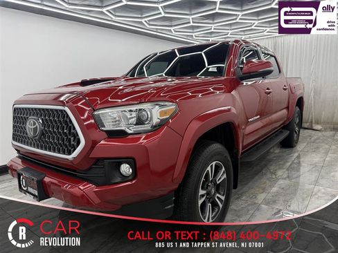 Used 2018 Toyota Tacoma TRD Sport AWD/4WD image 3