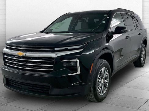 Used 2025 Chevrolet Traverse LT image 3