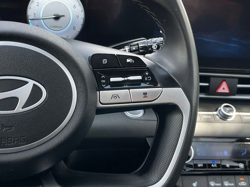 Used 2025 Hyundai Elantra SEL FWD image 13
