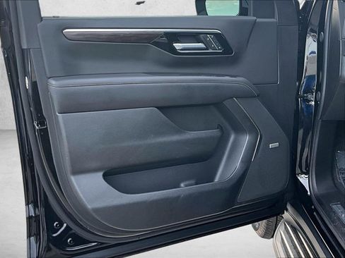 Used 2026 Chevrolet Suburban Premier RWD image 17