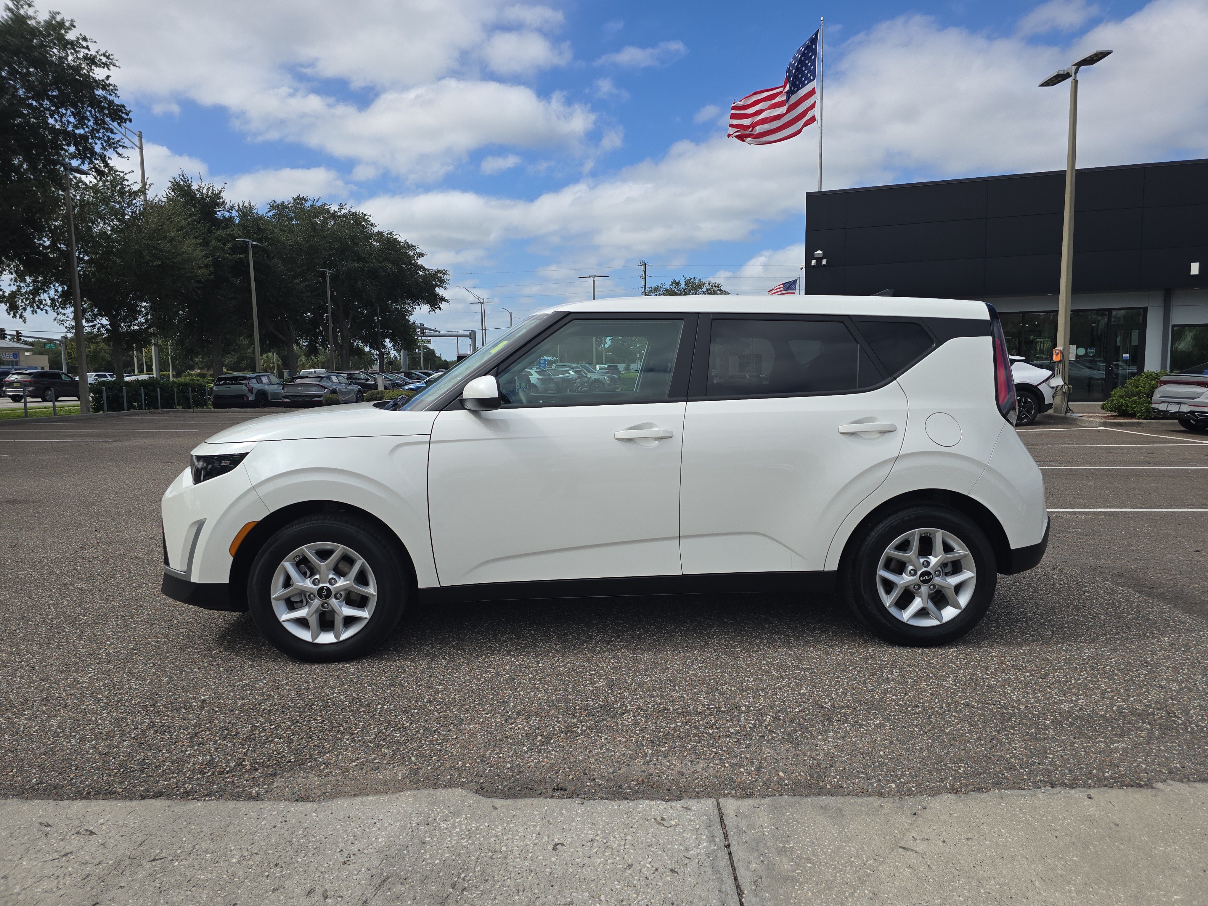 Certified 2025 Kia Soul LX w/ LX Technology Package FWD image 5
