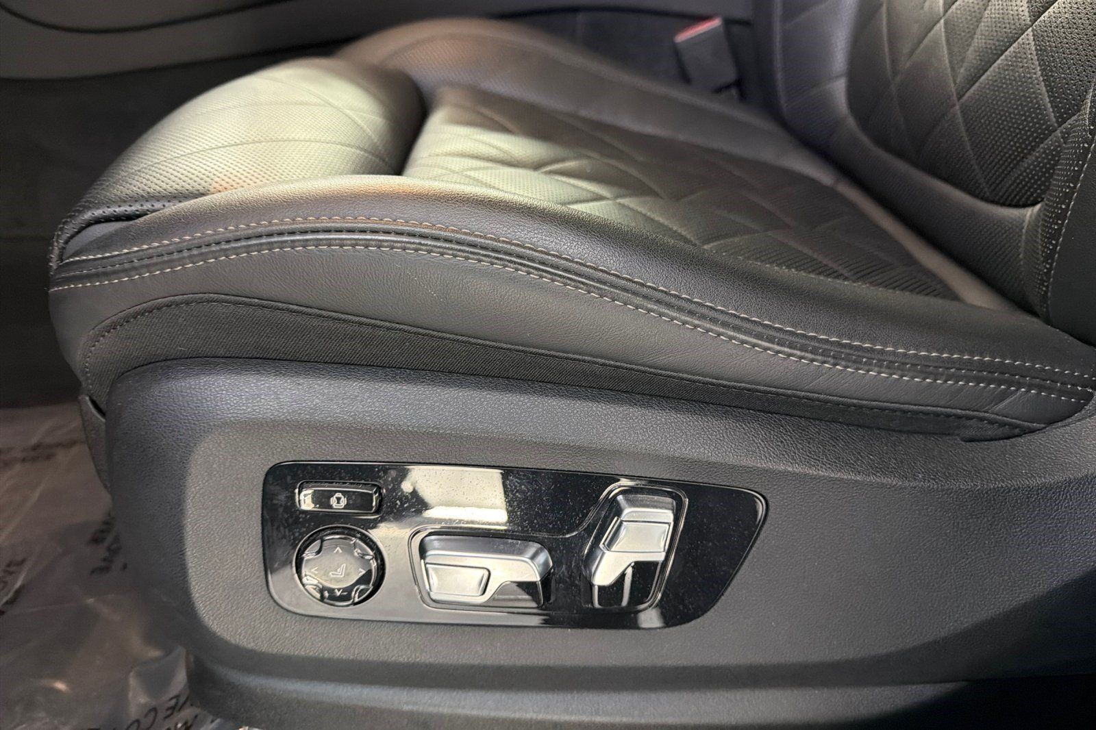 Used 2023 BMW X6 xDrive40i w/ M Sport Package AWD/4WD image 14