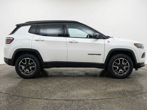 Used 2025 Jeep Compass Trailhawk AWD/4WD image 11