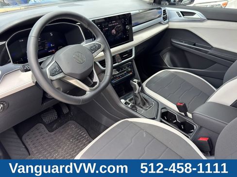Used 2025 Volkswagen Taos SE w/ Panoramic Sunroof Package FWD image 11