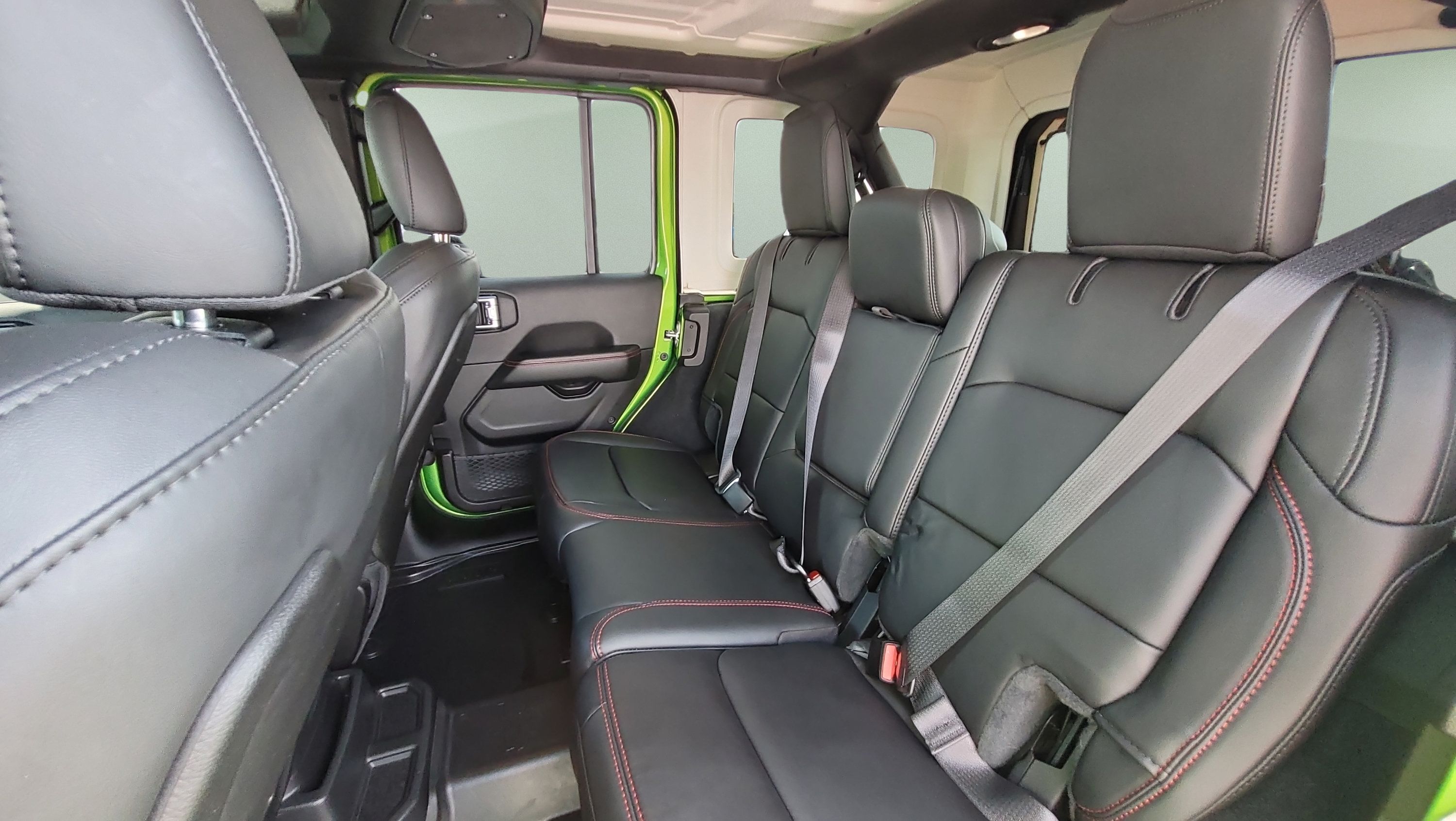 Used 2025 Jeep Wrangler Unlimited Rubicon w/ Convenience Group AWD/4WD image 17