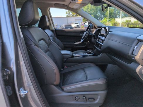 Used 2025 Nissan Pathfinder Platinum FWD image 36