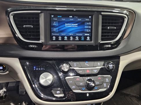 Used 2018 Chrysler Pacifica Touring-L image 12