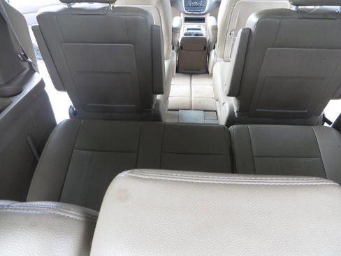 Used 2015 Chrysler Town & Country Touring w/ Driver Convenience Group image 19