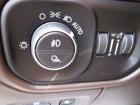 Used 2025 RAM 1500 Limited AWD/4WD image 14
