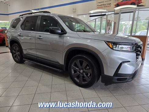 Used 2024 Honda Pilot Sport image 3
