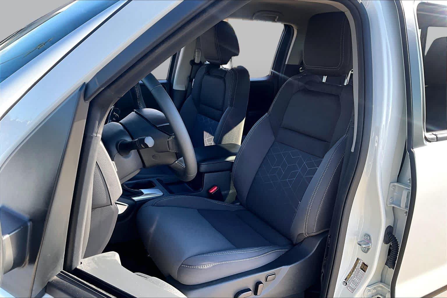 Used 2025 Nissan Frontier SV w/ SV Convenience Package RWD image 8