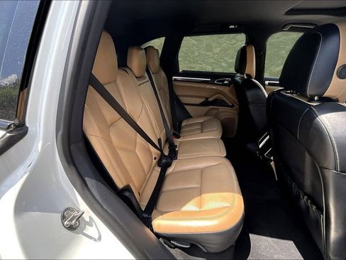 Used 2018 Porsche Cayenne Platinum Edition w/ Premium Package Plus image 25