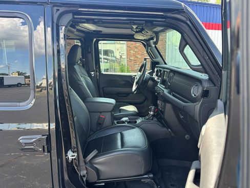 Used 2022 Jeep Wrangler Unlimited Sahara w/ LED Lighting Group AWD/4WD image 13